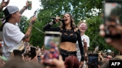 Cântăreața bulgară Dara, câștigătoarea Concursului Eurovision 2026, susține un recital la parada anuală Pride din centrul capitalei bulgare Sofia, pe 13 iunie 2026. 