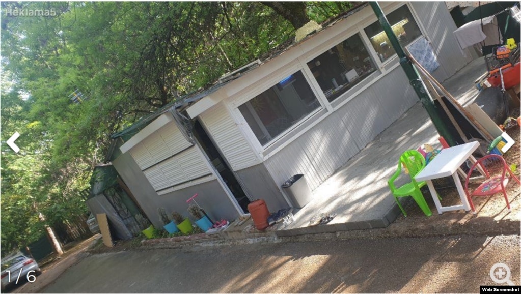 Në një reklamë ofrohet një kamp-shtëpizë me qira në Gradishtë, por në fotografitë e publikuara tregohet se bëhet fjalë për një strukturë me bazë betoni.