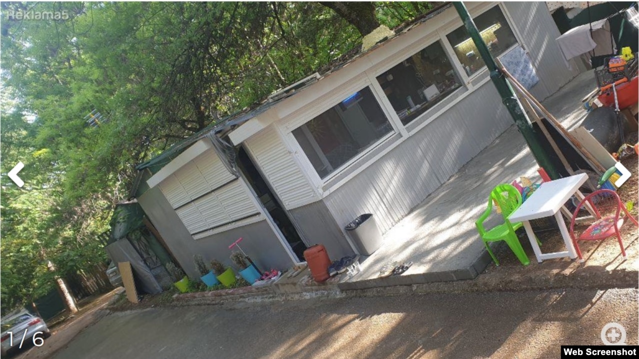 Огласот кој нуди „камп приколка“ во Градиште, но приложените фотографии покажуваат дека станува збор за цврста градба со бетонска подлога.