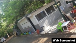 Огласот кој нуди „камп приколка“ во Градиште, но приложените фотографии покажуваат дека станува збор за цврста градба со бетонска подлога.