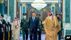 Presidenti kinez, Xi Jinping (majtas) me princin e kurorës, Mohammed bin Salman Al Saud. Fotografi nga arkivi.