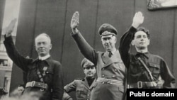  Ion Antonescu, ambasadorul german la Bucuresti si Horia Sima, șeful Garzii de Fier, toamna lui 1940, parada în București 