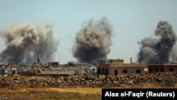 Дым от разрывов поднимается над городом Аль-Харак, провинция Дераа. 25 июня 2018 года.
