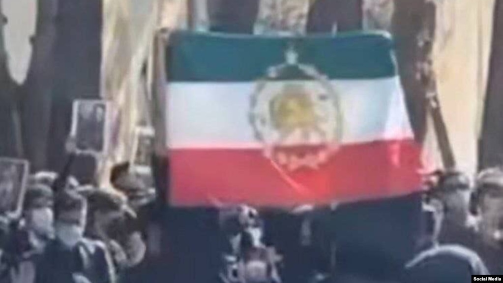 بالا گرفتن پرچم شیر و خورشید در دانشگاه شریف، سوم اسفند