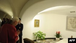 Papa Benedict XVI rugîndu-se la mormîntul lui Ioan Paul al II-lea
