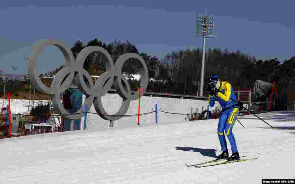 Спортсмен Олімпійської збірної України під час тренування на гірськолижному курорті&nbsp;Альпенсія у Південній Кореї, 4 лютого 2018 року. Зимові олімпійські ігри-2018 відбудуться з 9 по 25 лютого у південнокорейському місті Пхьончхан.&nbsp;