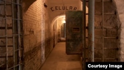 Interiorul Fortului 13 din incinta penitenciarului Jilava, unde sute de deținuți au ajuns în noaptea dintre 21 și 22 decembrie 1989.