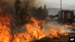 Mjetet e shërbimit zjarrfikës po shuajnë zjarret pranë Podgoricës.