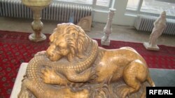 له مرمرو څخه جوړ شوی زمری، چې هوسۍ یې ښکار کړې