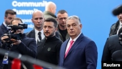 Președintele ucrainean, Volodimir Zelenski, și gazda reuniunii, premierul ungur, Viktor Orban. 