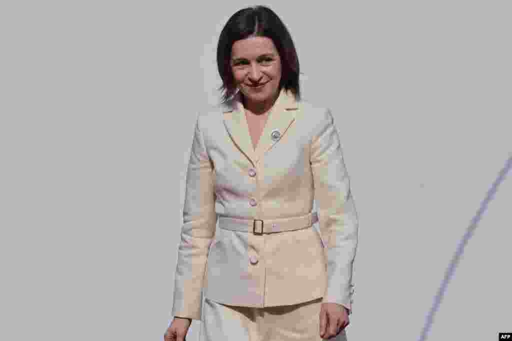 Președinta Moldovei, Maia Sandu, sosește la cel de-al 8-lea summit al Comunității Politice Europene (CPE) de la Erevan, pe 4 mai 2026. Ea a fost gazda unuia din primele summituri CPE, la Bulboaca, în vara anului 2023.