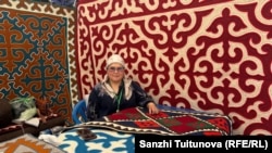Ат-Башыдан келген Үпөл Токтосунова өзү жасаган шырдактарды көргөздү.