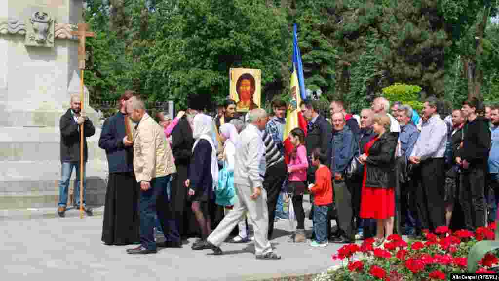 Participanții la contramanifestația pentru &bdquo;familia tradițională&rdquo; se adună la monumentul lui Ștefan cel Mare