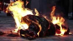 Опудало «російського військового» спалили біля консульства Росії в Одесі (відео)