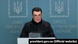 «Якщо не маєте стосунку, офіційно відхрестіться, скажіть, що це сатана – Путін і Кирило. Називайте речі своїми іменами і тоді буде чесно», – каже секретар РНБО