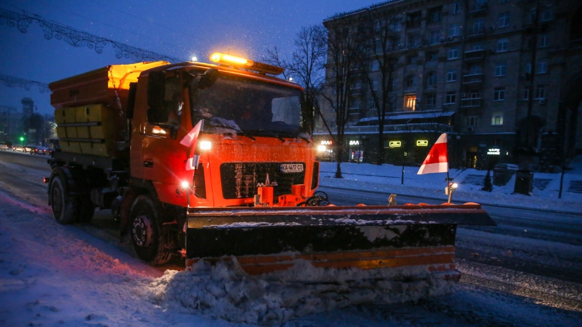 на вулиці столиці вивели спецтехніку, в’їзд вантажівок закрили орієнтовно до 10:00