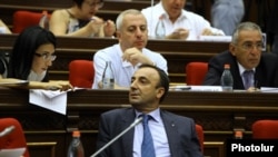 Armenia - Hrayr Tovmasian, a member of a presidential commission on constitutional reform, attends parliamentary hearings, Yerevan, 4Sep2015.