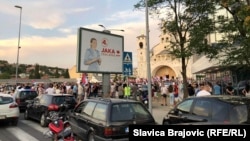 Građani okupljeni na protestu ispred Hrama Hristovog Vaskrsenja u centru Podgorice. 23. avgust 2020.