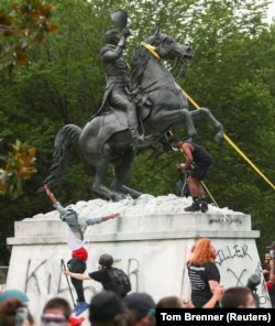 Protestatari încearcă să dărâme statuia președintelui Andrew Jackson din parcul Lafayette , din fața Casei Albe, Washington, 22 iunie 2020