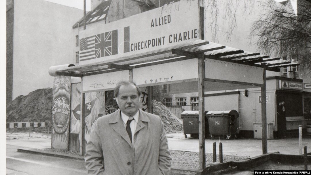 Autor pred savezničkom kontrolnom tačkom Charlie u Berlinu nedugo nakon pada zida.