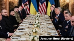 Convorbirile președinților american și ucrainean au avut loc la un prânz la clubul lui Donald Trump din Mar-a-Lago, cei doi lideri fiind însoțiți de mai mulți oficiali, de ambele părți.