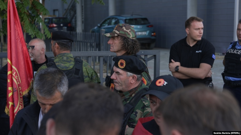 Protestues para Kuvendit të Kosovës.