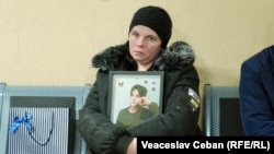 Raisa Ciurel, mama adolescentului care a fost lovit mortal de o mașină în satul Boldurești, pe holul Judecătoriei Chișinău, sediul Buiucani, la 27 februarie 2026, când a fost pronunțată sentința în dosarul lui Nicanor Ciochină, cel care se afla la volanul mașinii.