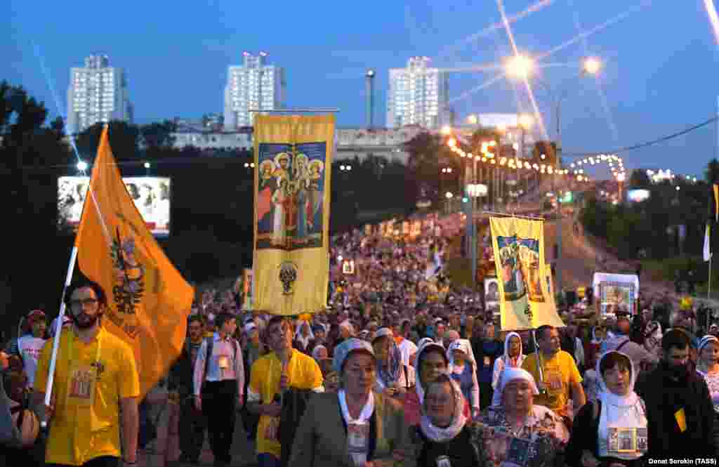 The procession wound along a highway near the central Russian city of Yekaterinburg on the morning of July 17.&nbsp;