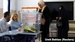 په ترکیه کې د ښاروالۍ د انتخاباتو د رأیې اچونې د یوه مرکز انځور 