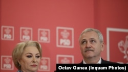 Cuplul politic Dăncilă-Dragnea, pe vremea când ea era premier PSD și el președinte al partidului care o însoțea în toate declarațiiele și conferințele de presă, înainte ca el să ajungă în închisoare iar ea președinte al PSD