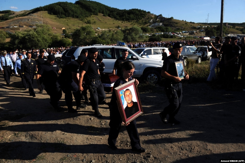 (Ceremonia e varrimit të policit të Kosovës, Enver Zymberi, i cili u vra në aksionin e 25 korrikut të vitit 2011, AFP)