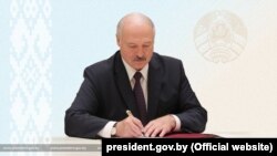Bjeloruski lider Aleksandar Lukašenko potpisao je novi zakon kojim se ozbiljno ograničavaju građanska prava i sloboda informisanja usred gušenja protiv neslaganja u maju 2021.
