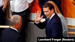 Cancelarul Sebastian Kurz părăsind plenul parlamentului