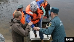 Сотрудники МЧС спасают детей на Сямозере в Карелии. Июнь 2016 года 
