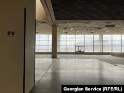 უნივერსიტეტის ბიბლიოთეკის ვიტრაჟები ახლად აშენებულ კორპუსებს უყურებს.