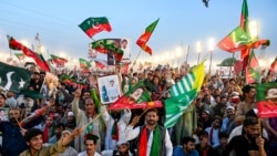 د تحریک انصاف پلویان د جلسې پر مهال د ګوند بیرغ رپوي - د سېپټېمبر ۲۷مې انځور.