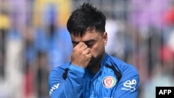 د افغانستان د کرکټ د ملي لوبډلې کیپټان راشدخان له نیوزیلنډ سره د لوبې په پای کې 