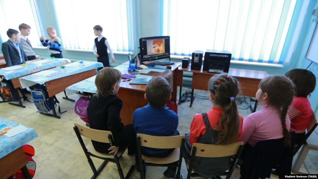 Copiii se uită la desene animate într-o sală de clasă. Psihologii spun că părinții trebuie să acorde importanță modului în care desenele animate sunt privite.