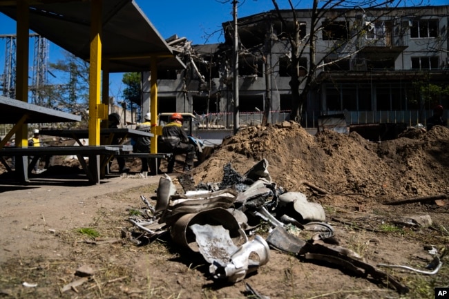 Mbetjet e një rakete ruse pranë ndërtesës së dëmtuar të një prej termocentraleve të Ukrainës, 2 maj 2024