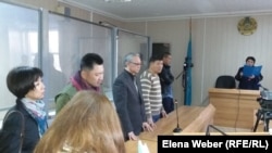 Подсудимый учитель физики Юрий Пак (второй слева), слева от него — жена Ольга, справа — его адвокаты. Караганда, 3 октября 2016 года.