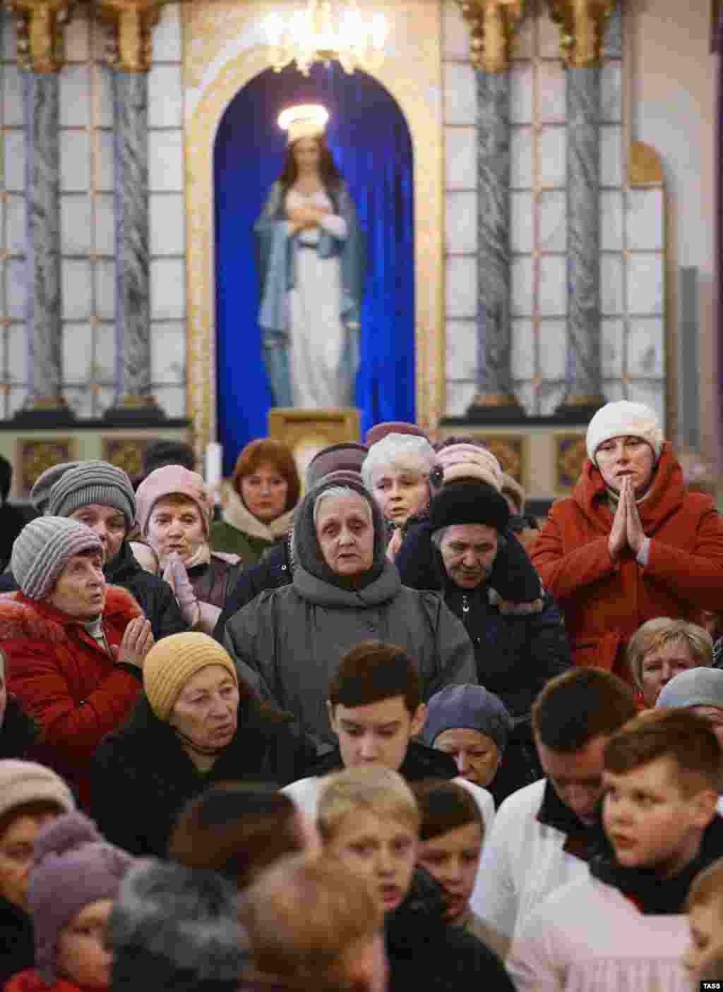 Парафіяни в костелі Святого Йосипа білоруського міста Воложин під час святкування католицького Великодня