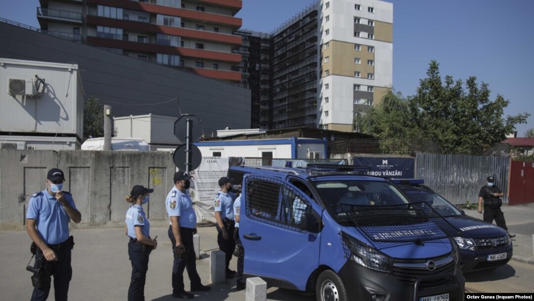 Jandarmii păzesc șantierul pentru ca muncitorii să mențină izolarea impusă