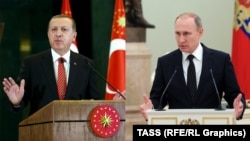 Президент Туреччини Реджеп Тайїп Ердоган (ліворуч) і президент Росії Володимир Путін