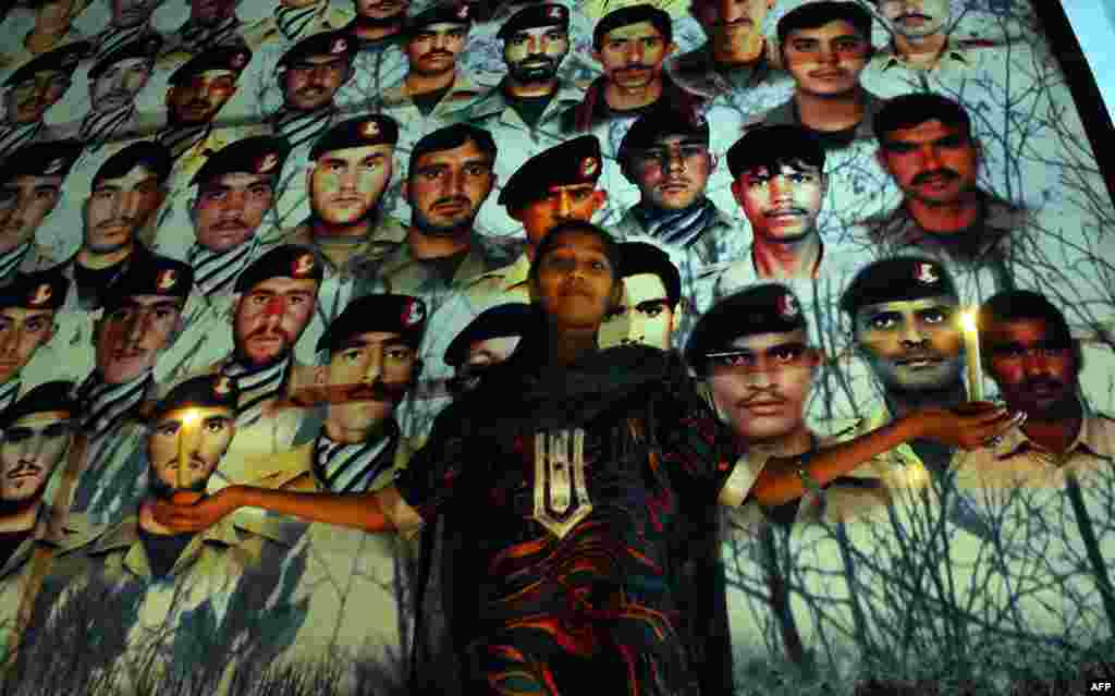 Pakistan - Svijeće za vojnike, nastradale u lavini, Lahore, 31. maj 2012. 