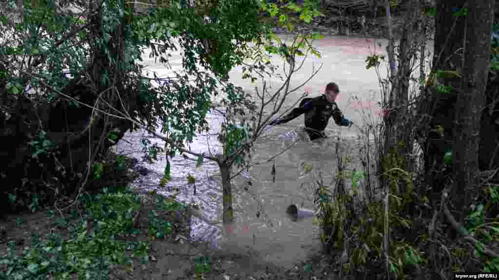 Рятувальник шукає в руслі тіло жінки, яку змила вода. Буквально через кілька годин повідомлять, що його виявили за течією нижче, поблизу села Мале Садове