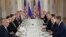Дональд Трамп (четвертый слева) и Владимир Путин (четвертый справа) во время рабочей встречи в Хельсинки, 16 июля 2018