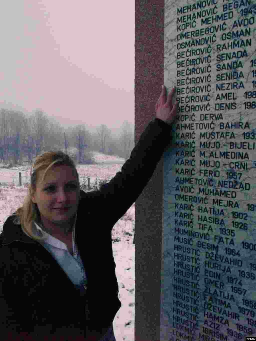 Bosna i Hercegovina - Kalesija, Senida Bećirović pokazuje svoje ime na listi nestalih - Nakon 16 godina Senida Bećirović ili Mila Janković otkriva svoj pravi identitet. U ratnim stradanjima u Bosni 1992. godine odvode je srpski vojnici zajedno sa sestrom i majkom, od tog vremena se vodi kao nestala... Odrasta kao Mila Janković u Beogradu.