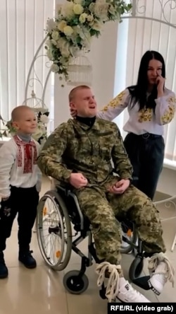 Viktoria and Nazar got married at the rehabilitation center.