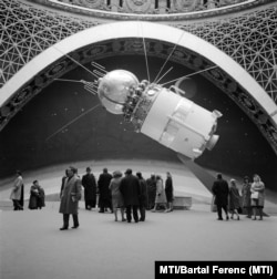 Один из первых советских спутников на выставке. Москва, 13 октября 1965 года