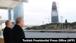 АЗЕРБАЙДЖАН - Президент Турции Тайип Эрдоган и президент Азербайджана Ильхам Алиев участие в военном параде в честь победы на нагорно-карабахского конфликта, в Баку, 10 декабря 2020.